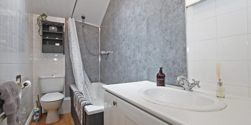 Compton House Snug bathroom