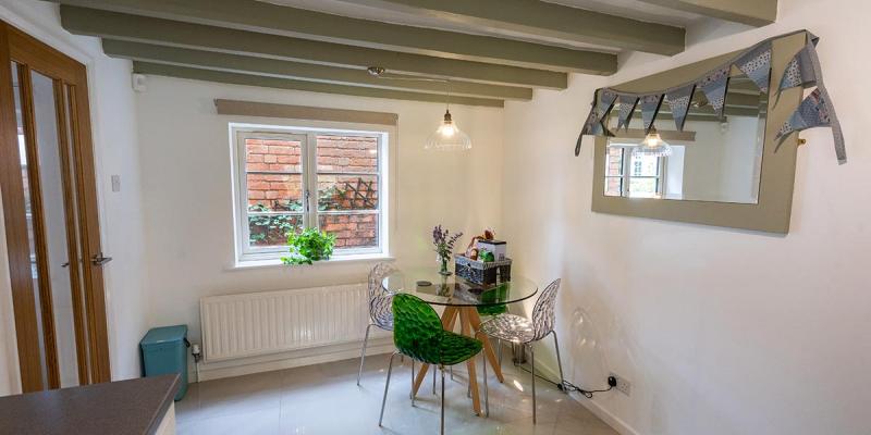 Southwell Holiday Cottage dining room